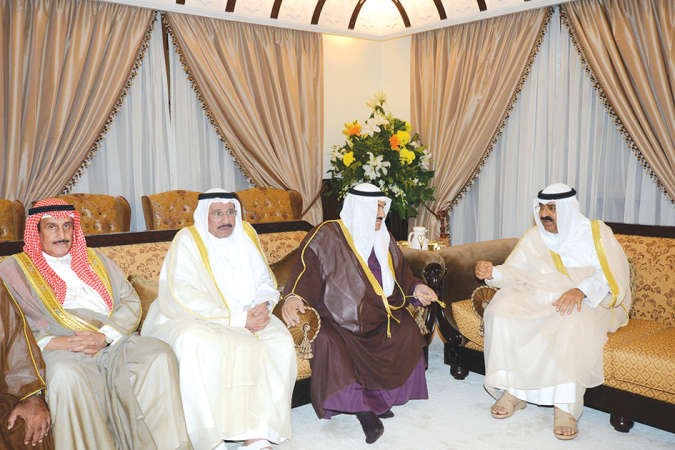 الشيخ مشعل الاحمد وسمو الشيخ ناصر المحمد والشيخ شملان العبدالعزيز والشيخ دابراهيم الدعيج في المسجد الكبير 