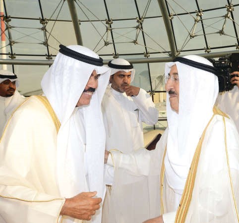 صاحب السمو الامير مصافحا سمو ولي العهد قبيل مغادرته الى عمان 