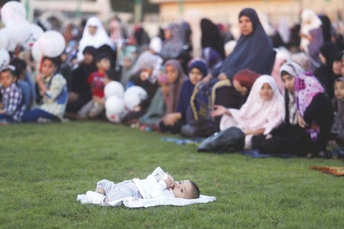 طفل فلسطيني يمسك برضاعته وسط مصلى العيد بغزة صباح امس	افپرويترز
﻿