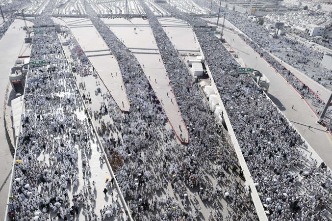 ضيوف الرحمن يرمون الجمرات من دون تزاحم او تدافع في الادوار الاربعة لجسر الجمرات