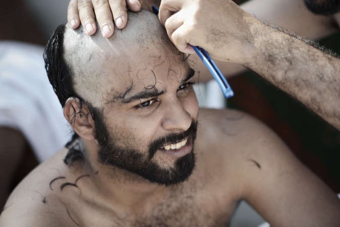حاج يحلق بعد الرمي 