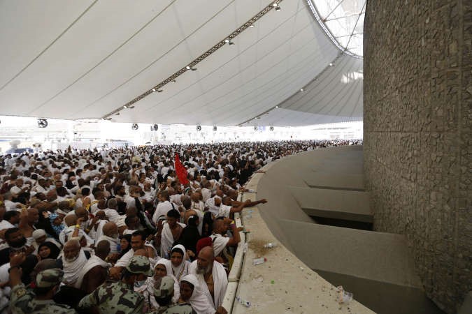 حجاج بيت الله الحرام يرمون جمرة العقبة الكبرى امس