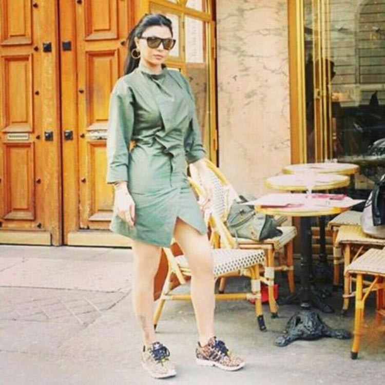 شاهد.. صورة وشم ساق هيفاء وهبي في باريس يشعل "فيسبوك"