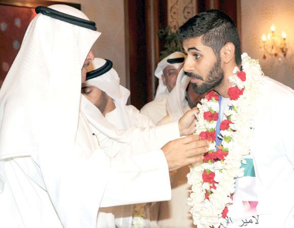 وزير الاعلام ووزير الدولة لشؤون الشباب الشيخ سلمان الحمود خلال استقباله للاعب راشد المطيري﻿