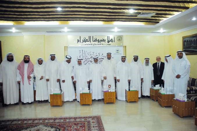 دعبدالله العتيقي متوسطا المهنئين خلال الاحتفال ﻿