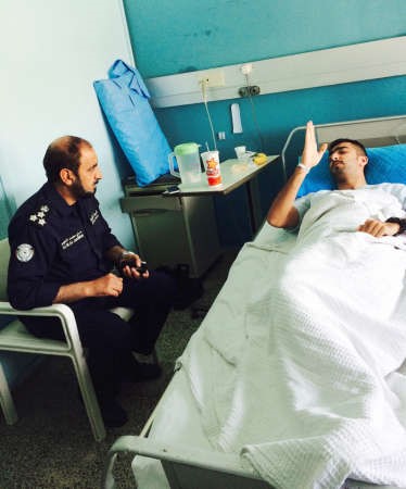 قيادي في مديرية امن الاحمدي يطمئن على صحة رجل الامن المصاب﻿