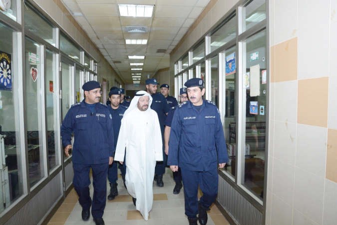  اللواء الانصاري والعميد المكراد خلال جولة في مركز الجهراء الحرفي ﻿