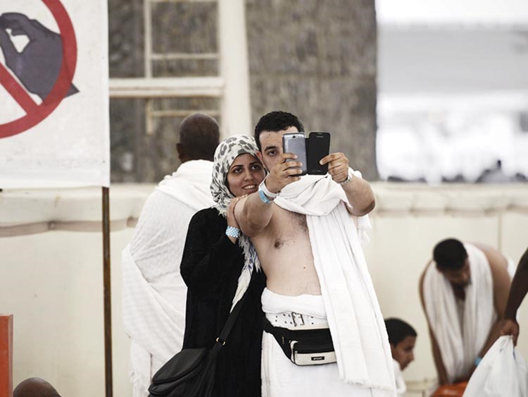 ظاهرة التصويرسيلفيانتشرت في الحج هذا العام	ا ف پ﻿