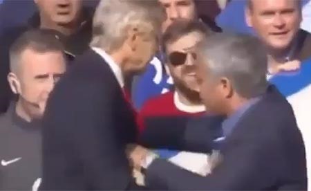 شاهد فيديو الموسم الرياضي.. مدرب أرسنال يدفع مورينهو