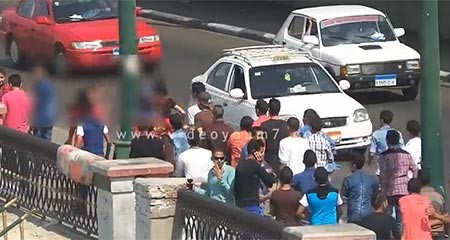 بالفيديو.. مظاهرة شباب مصريين لملاحقة 3 فتيات للتحرش بهن.. ومشهد نيكول سابا في "التجربة الدانمركية" يصبح حقيقة