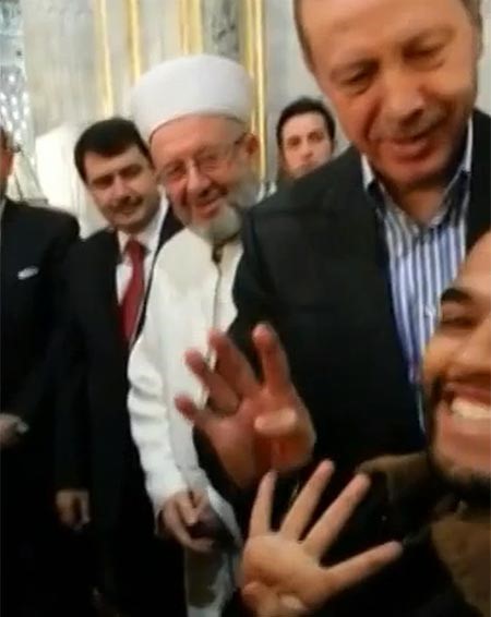 بالفيديو.. شاهد «أردوغان» يرفع رابعة مع شاب مصري بعد صلاة العيد