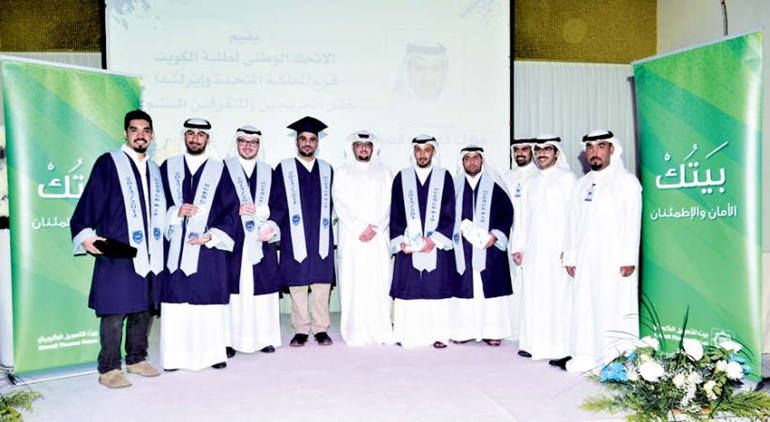  لقطة جماعية لممثلي بيتك مع الخريجين﻿