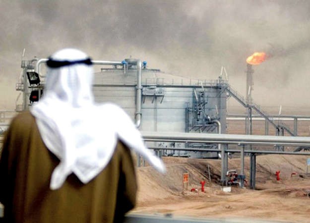 وفرة المعروض النفطي وقلة الطلب تضغطان على ايرادات دول الخليج المعتمدة على النفط 