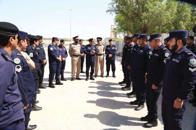 اللواء المهنا والى جواره مدير مرور العاصمة بالوكالة العقيد حمد المبارك 