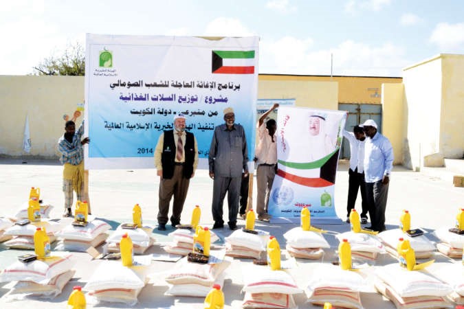 اعضاء الهيئة الخيرية خلال توزيع المساعدات والاضاحي على المتضررين في الصومال﻿