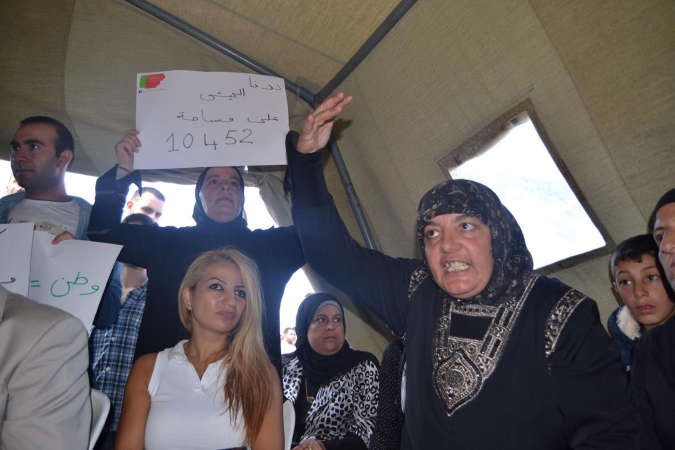 اهالي العسكريين المخطوفين خلال اعتصامهم لقطع طريق القلمون - طرابلس الدولية					محمود الطويل﻿﻿﻿