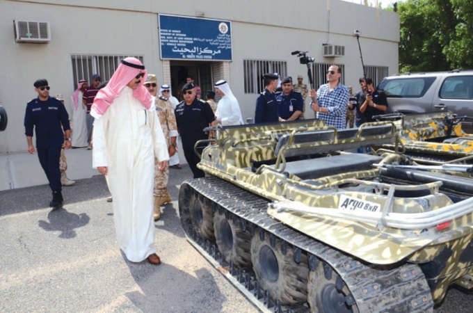 نائب رئيس مجلس الوزراء ووزير الداخلية ووزير الدفاع بالانابة يتفقد العربة الحديثة الارجو لامن الحدود﻿
