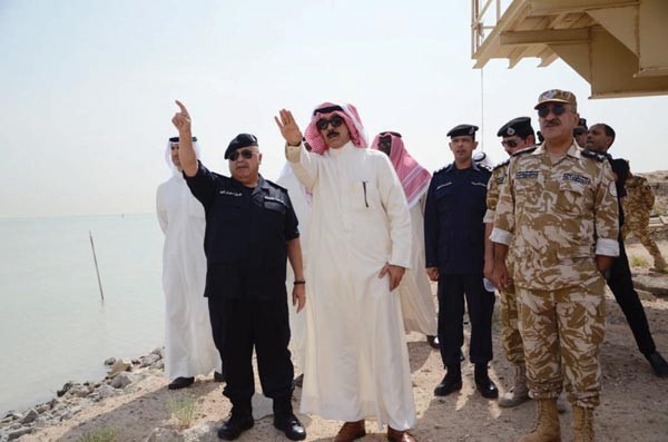 الشيخ محمد الخالد يوجه بملاحظات بشان جسر جابر ويبدو الى جواره الفريق سليمان الفهد واللواء الشيخ محمد اليوسف والعميد عادل الحشاش