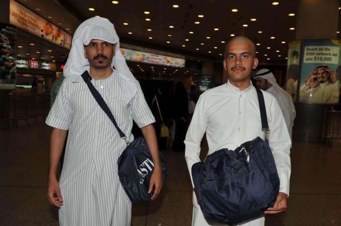 حاجان لدى وصولهما ارض الوطن ﻿
