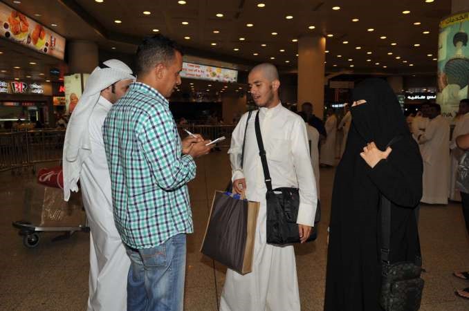 الحاج فيصل الشمري متحدثا للزميل عبد الله العليان ﻿
