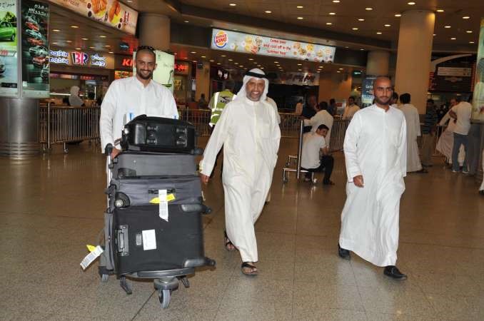 حجاج لدى وصولهم الى المطار ﻿