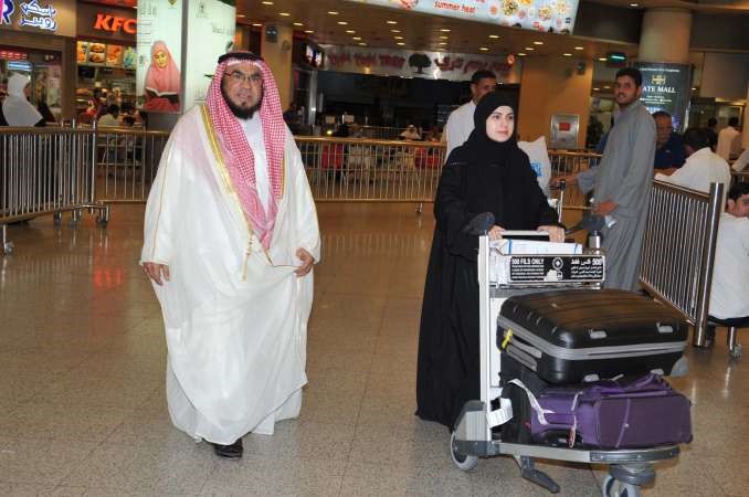 مساعد مندني لدى وصوله الى المطارقاسم باشا ﻿