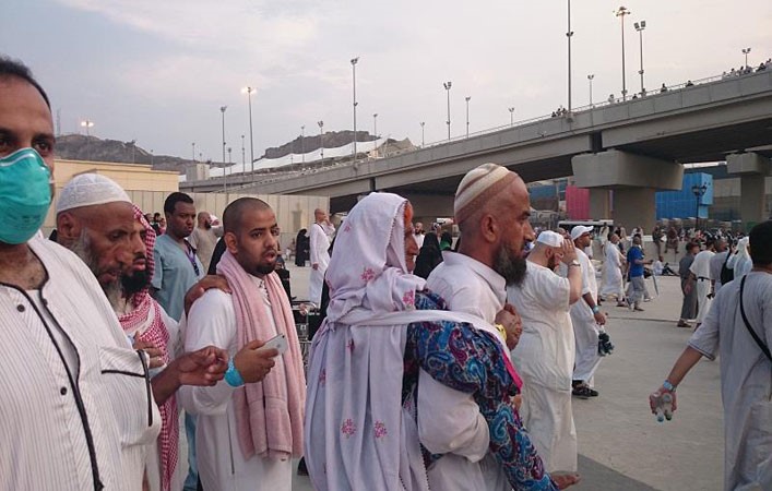 بالصور.. حاجّ باكستاني يحمل والدته المسنّة على ظهره 