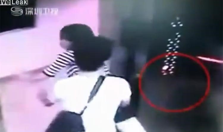 بالفيديو.. سقوط «مؤلم» لسيدة داخل حفرة مصعد بسبب مشاجرة بين عشيقين
