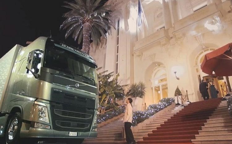 بالفيديو.. مقلب فولفو بموظف الاصطفاف