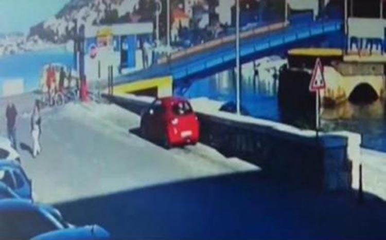 بالفيديو.. خمسينية تقفز بسيارتها "البيجو" لتسابق جسراً يُفتح للباخرات