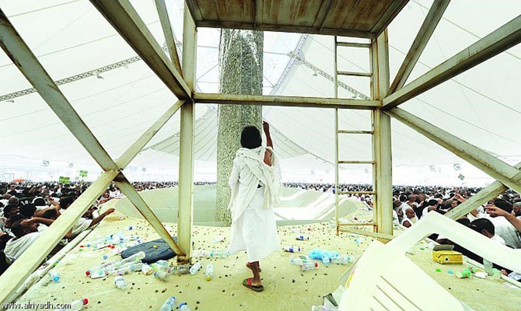 بالصور.. مسن "قصير القامة "يفاجئ الحجاج برمي الجمرات بطريقة تذهل الجميع