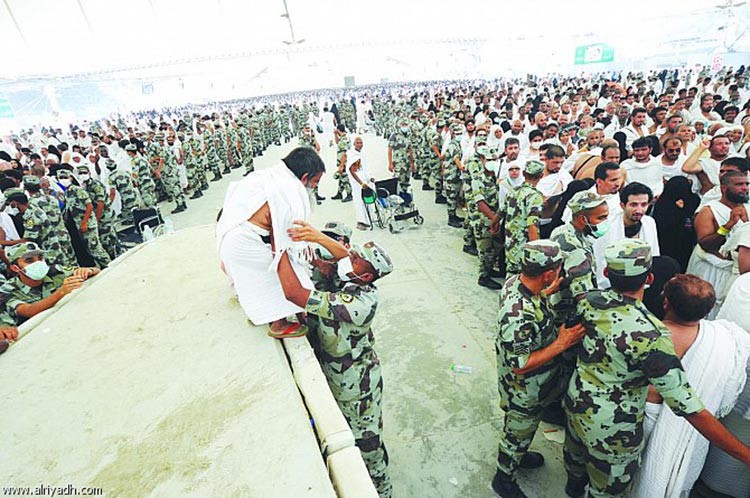بالصور.. مسن "قصير القامة "يفاجئ الحجاج برمي الجمرات بطريقة تذهل الجميع