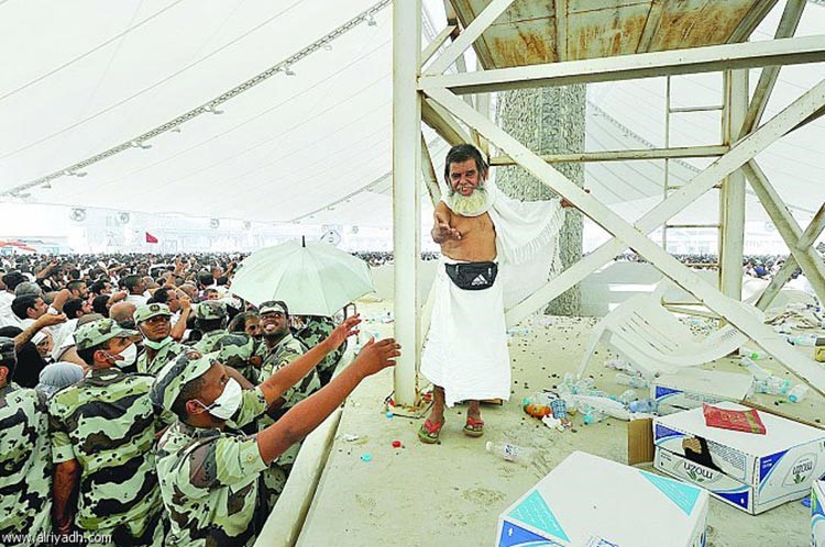 بالصور.. مسن "قصير القامة "يفاجئ الحجاج برمي الجمرات بطريقة تذهل الجميع