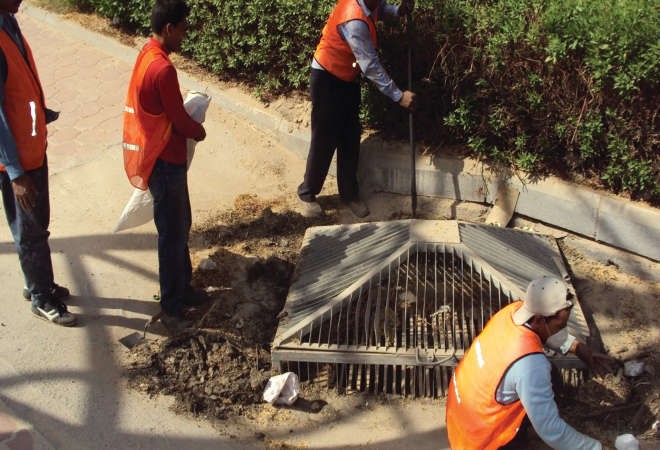 رجال الاشغال يقومون بجهود واضحة في تنظيف شبكات تصريف المياه ﻿