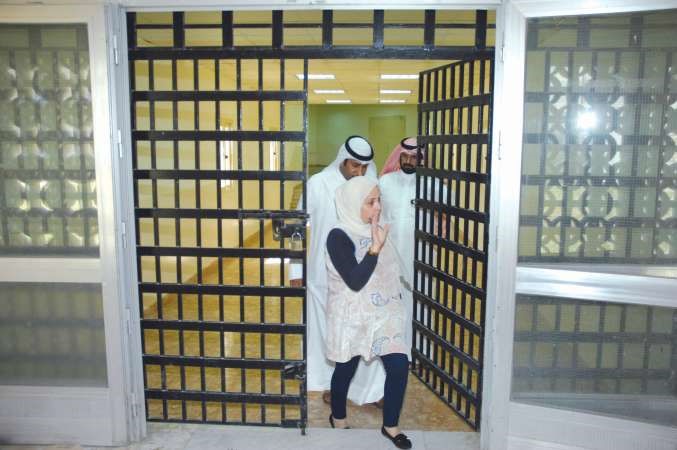 غنيم العازمي مع الزميلة بشرى شعبان خلال جولة في اروقة الدار 	هاني عبدالله﻿