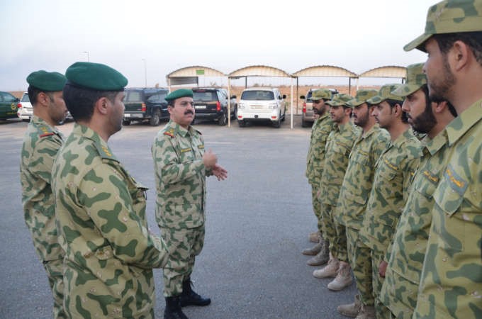 العميد الركن خالد شبيب متحدثا الى عدد من مواقع الحراسات الخارجية التابعة لـ الحرس