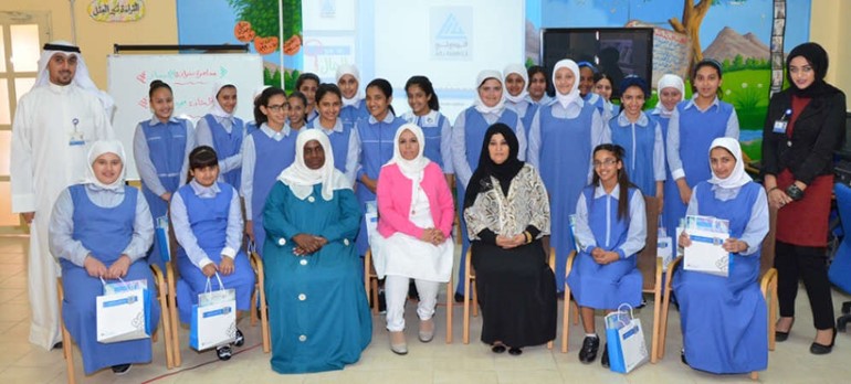 طالبات مدرسة الرقة المتوسطة المشاركون في المحاضرة