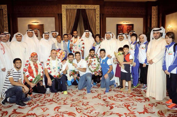 الشيخ سلمان الحمود والشيخ دطلال الفهد خلال استقبالهما لابطال الكراتيه﻿