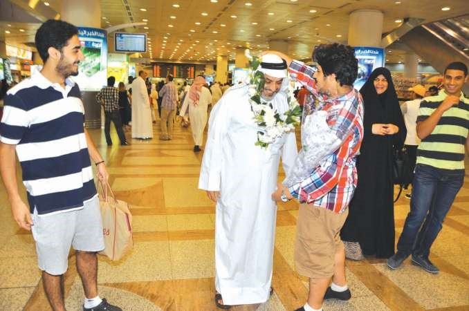 استقبال بالورود لاحد الحجاج ﻿