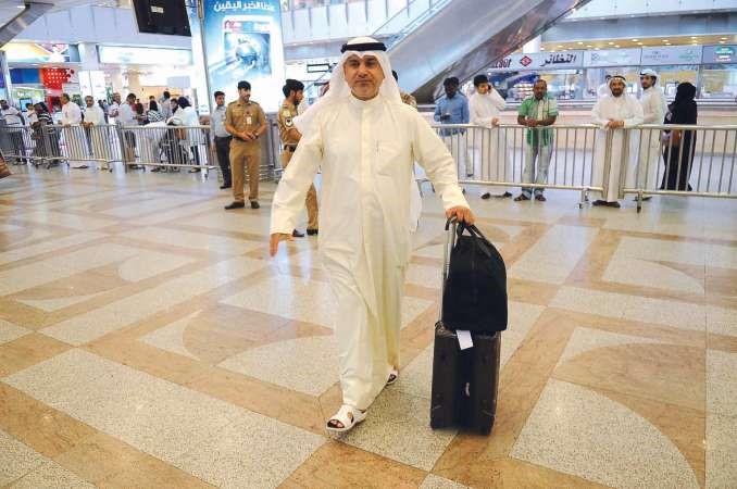 النائب عبدالله التميمي لدى وصوله الى المطار ﻿