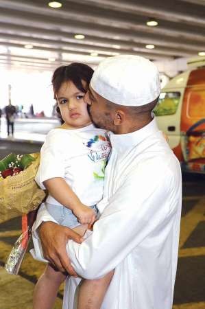 احد الحجاج يقبل ابنته﻿