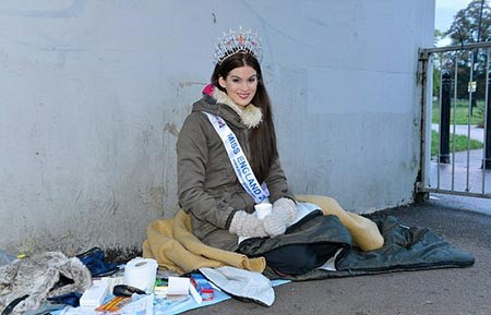 بالصور.. ملكة جمال بريطانيا عام 2014 تنام في الشارع!