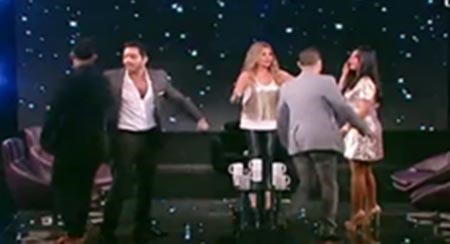 بالفيديو.. شجار بين سعد الصغير واحمد فلوكس للجلوس بجانب اعلامية لبنانية