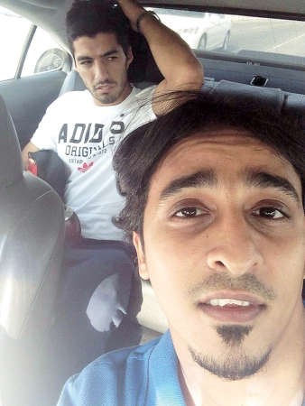 سائق اجرة سعودي يلتقط صورة سيلفي مع النجم لويس سواريز﻿