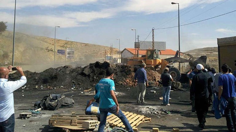 جرافات تعمل على ازالة السواتر الترابية لفتح طريق ضهر البيدر	محمود الطويل﻿