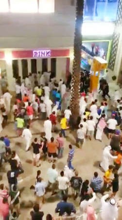المتشاجرون تبادلوا الضرب مع امن الافنيوز الخاص واصابوا احدهم بطعنة في الرقبة﻿