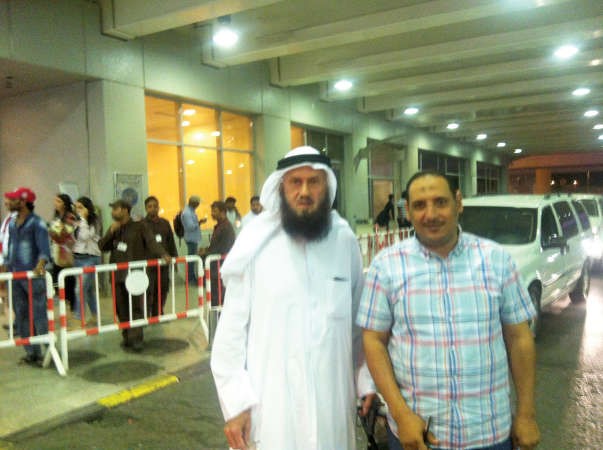 النائب السابق خالد السلطان مع الزميل اسامة ابو السعود في المطار 