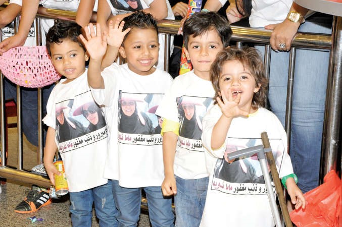 صغار المستقبلين في المطار 