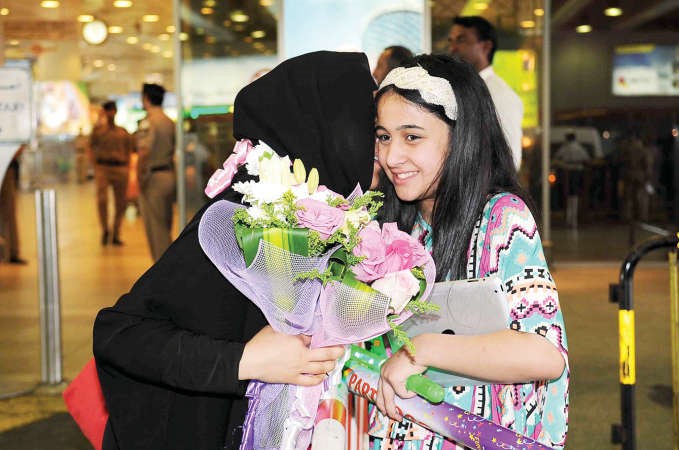 عناق وفرحة بالعودة 
