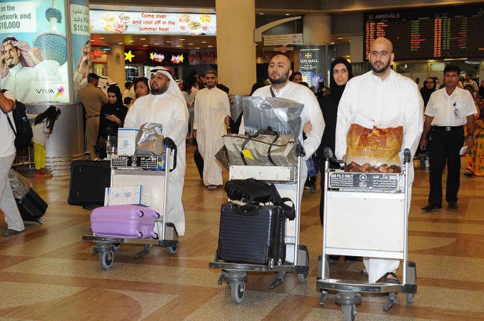 حجاج بيت الله الحرام لدى وصولهم المطار 